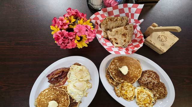Huevos & Pancakes.